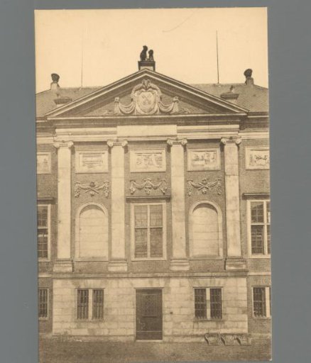 Leiden. Lakenhal, central front