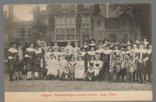 Group portrait of people in costume during the Old Holland festivities in Leiden