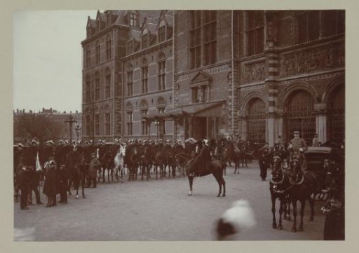 Honorary escort of Amsterdam citizens at the inauguration of Queen Wilhelmina