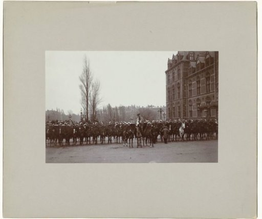 Honorary escort of Amsterdam citizens at the inauguration of Queen Wilhelmina