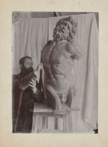 Jan Godefroy while sculpting a copy (fragment) of the Laocoön