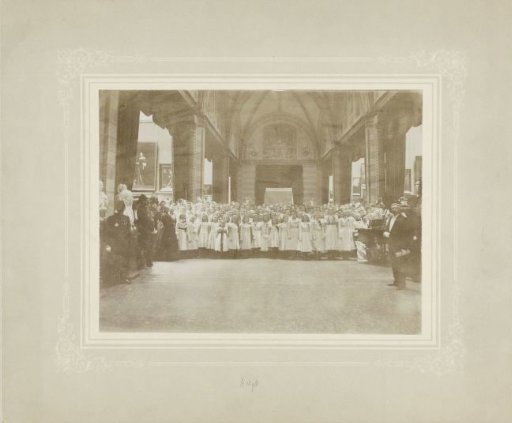 Celebrations on the occasion of the inauguration of Queen Wilhelmina: girls' choir in the Rijksmuseum
