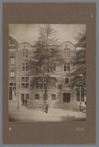 Facade of the branch office of the Amsterdam Bank on Sarphatistraat in Amsterdam
