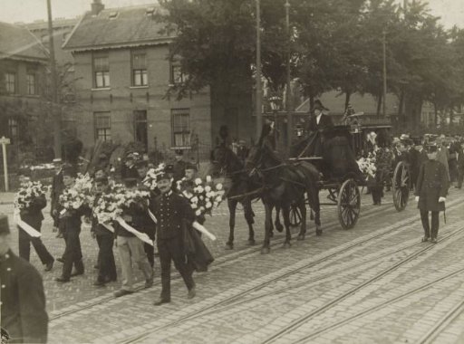 Mourning procession at the funeral of artist Rik Wouters