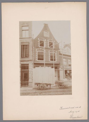 Facade of Kruisstraat 18 in Haarlem during restoration