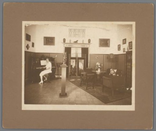 Woman behind a piano in a sitting room