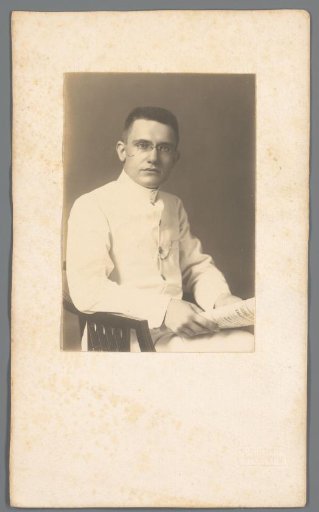 Portrait of an unknown man in tropical dress, Surabaya