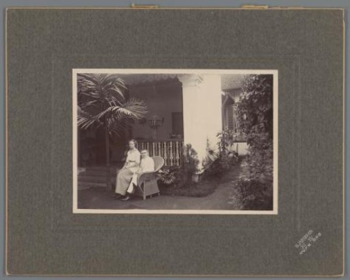 Portrait of an unknown man and woman in front of a house, Dutch East Indies
