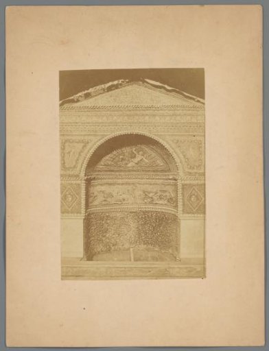Niche with mosaics and fountain in Pompeii
