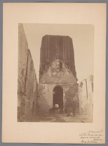 Group portrait of an unknown company in the Great or St. Laurentius Church in Bergambacht after the fire of 1891