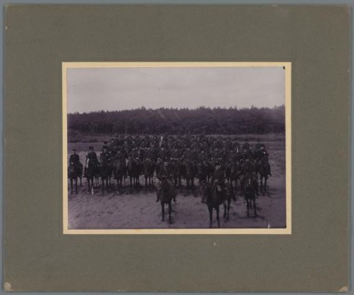 Group portrait of unknown soldiers of the second squadron of Hussars on the Leusderheide