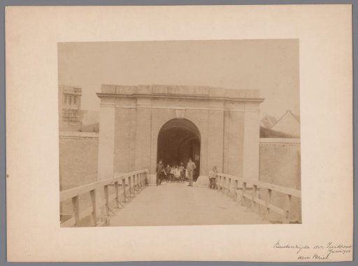 Group portrait of an unknown company at the south gate of Brielle