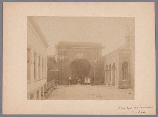 Group portrait of an unknown company in the south gate of Brielle