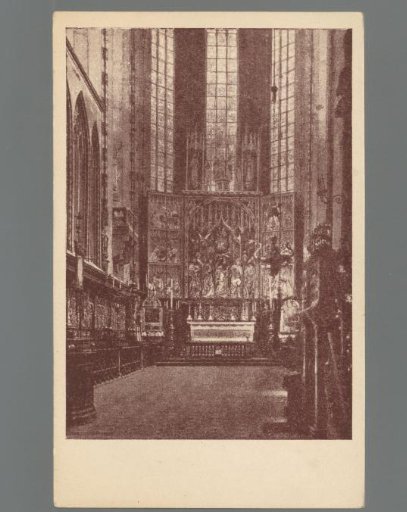 Zicht op het hoofdaltaar van de Mariakerk in Krakau