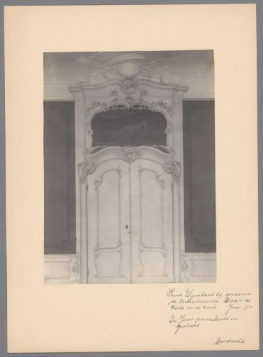 Overdoor with a depiction of a dog