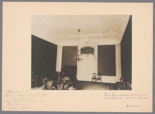 Building Wijnstraat 69 ("The Shameless") in Dordrecht: hall