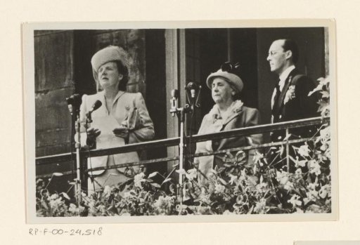 A few moments after the accession H.M. Queen Juliana, H.R.H. Princess Wilhelmina and H.R.H. Prince Bernhard appeared on the balcony of the Royal Palace in Amsterdam / 4 September 1948