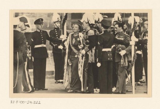 H.M. Queen Juliana leaves the New Church after the oath-taking / Amsterdam, 6 Sept. 1948