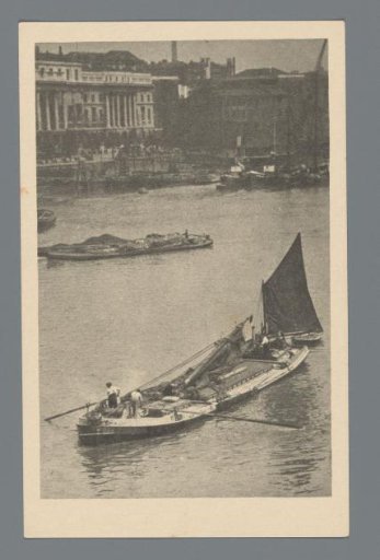 View of the Custom House on the Thames with boats