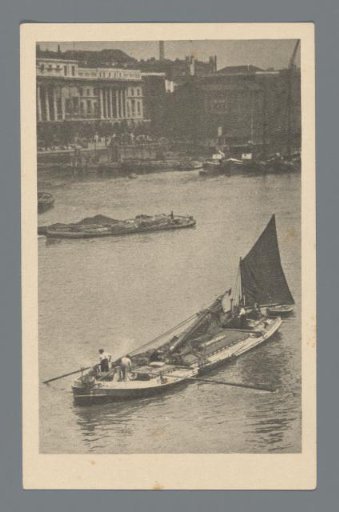 View of the Custom House on the Thames with boats