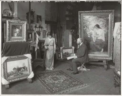 Painter Hobbe Smith with a model in his studio at Sarphatipark 42, Amsterdam