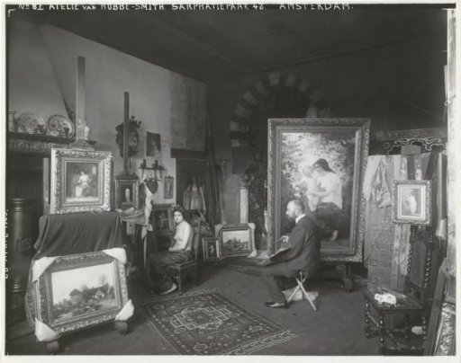 Hobbe Smith with a model in his studio at Sarphatipark 42, Amsterdam