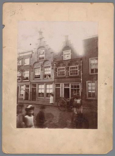 View of Lindengracht 22-24 in Dordrecht with children and a cart