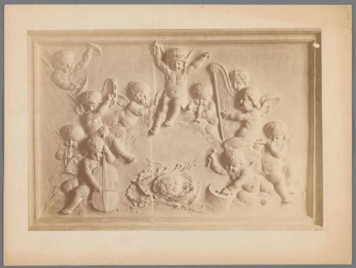 Relief with musical putti around a bouquet of flowers