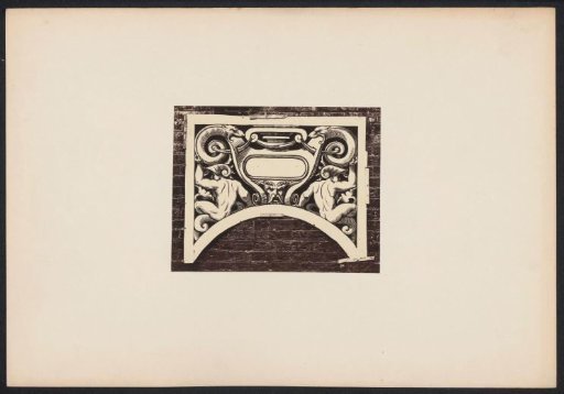 Ornamental print with two leaning figures on a wall