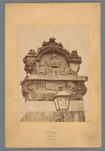 Natural stone crown of the lock at Zaandam with the coats of arms of the Hoogheemraadschap of the Hondsbossche and Duinen to Petten