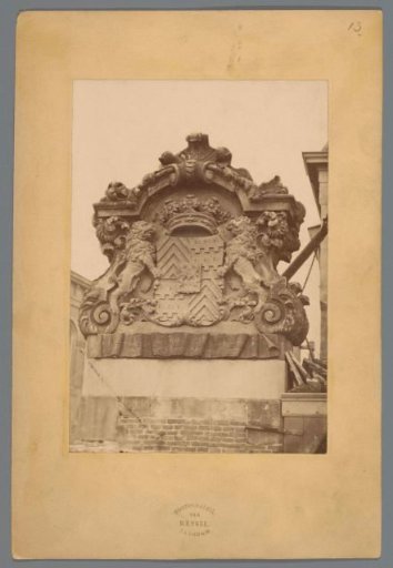 Natural stone crown of the lock at Zaandam with the coats of arms of the Hoogheemraadschap of the Hondsbossche and Duinen to Petten