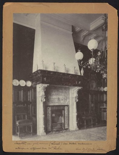 Interior of the Kroonvilla in Leiden with a fireplace and vases