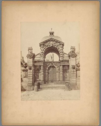 Entrance gate of the Château de Fontainebleau