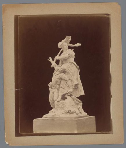 Statue of a standing woman with a rifle and a fallen soldier