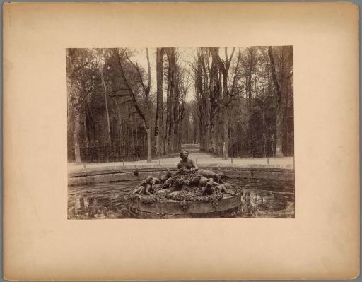 Fountain of Flora in the garden of the Palace of Versailles