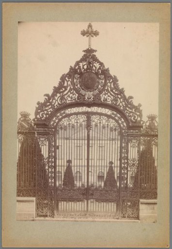Gate of the Hôtel Dieu in Troyes