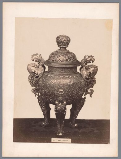 Pot with an openwork lid decorated with Asian characters and two birds on the sides