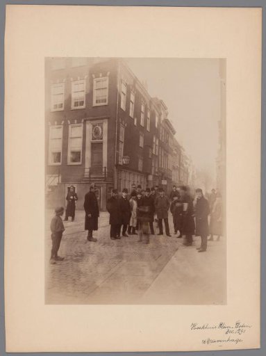 View of the corner house of Plein and Korte Poten in The Hague