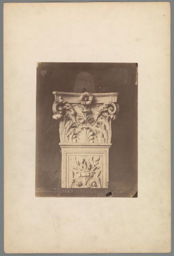 Capital of a column with acanthus leaves