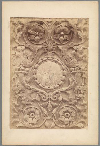 Relief with leaf motifs, birds, fantastic animals and twice a cornucopia