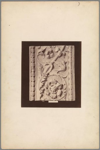 Relief with acanthus leaves and birds