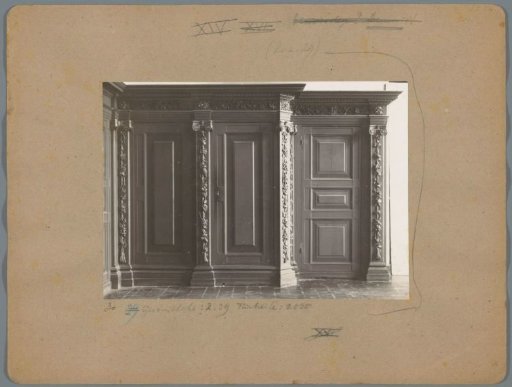 Three-door cabinet with a cornice ornamented with plants