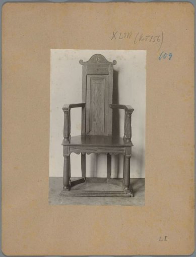 Armchair with a cartouche as a back crest