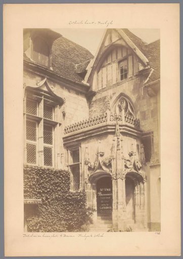 Facade of a townhouse in Beauvais, viewed from a courtyard