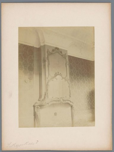 Interior with a fireplace and a mirror in Huize Wijtenburg on the Steenschuur in Leiden