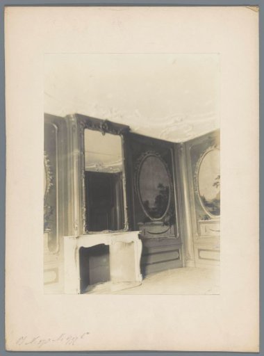 Interior with a fireplace and a mirror in the house on the Grote Houtstraat 39 in Haarlem