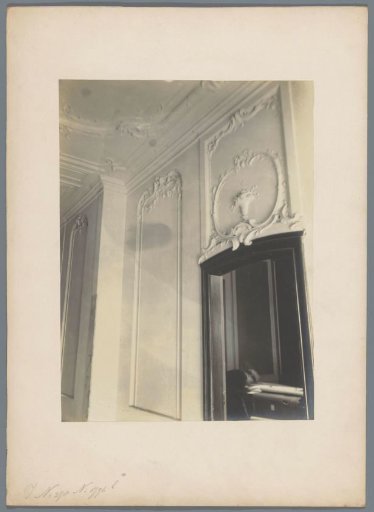 Part of a hall in the house on the Grote Houtstraat 39 in Haarlem