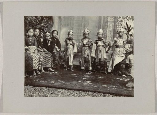 Dance performance by young girls in the Dutch East Indies