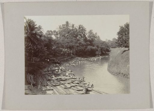 Washing on bamboo rafts in the Tjiliwoeng near Meester Cornelis in Batavia