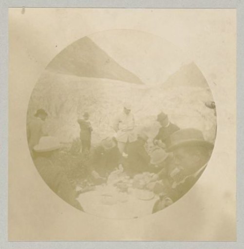 The company of Emperor Wilhelm II in the partially snow-covered Norwegian mountain landscape